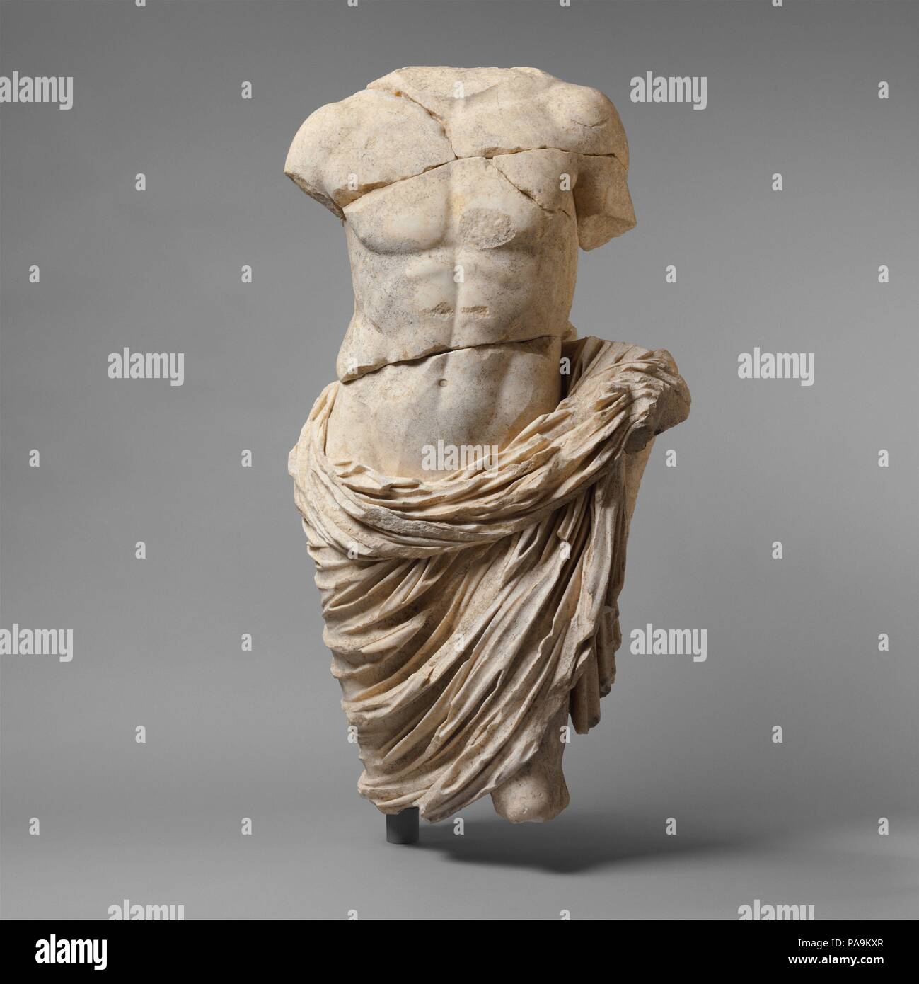 Statua in marmo di un membro della famiglia imperiale. Cultura: Romano. Dimensioni: H. 46 a. (116,84 cm) di larghezza: 25 1/4 in. (64.14 cm) Profondità: 14 1/2 in. (36.83 cm). Data: 27 A.C.-A.D. 68. Questa statua e il lavoro simile, 2003.407.8 a, b sono aggiunte importanti per il piccolo numero di piedi mezza-drappeggiato figure maschili oggi noti che erano parte di Julio-Claudian dinastici gruppi commemorative. Le statue dei membri della famiglia imperiale, sia vivendo e già morto, sono stati spesso visualizzati insieme in spazi pubblici come ad esempio il forum di una città e di una basilica, o il teatro. Museo: Metropolitan Museum Foto Stock