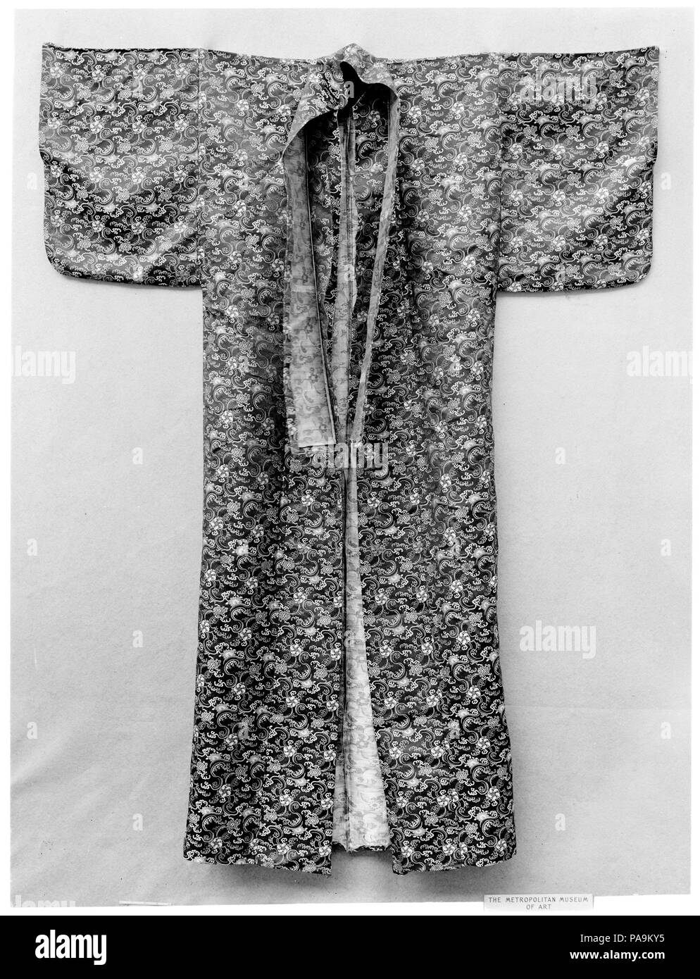 Kosode. Cultura: il Giappone. Dimensioni: complessivo: 68 x 48 1/2 in. (172.7 x 123,2 cm). Data: del XIX secolo. Museo: Metropolitan Museum of Art di New York, Stati Uniti d'America. Foto Stock