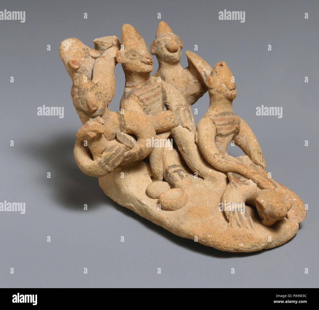 Gruppo in terracotta: scene di punizione. Cultura: cipriota. Dimensioni: H. 3 3/4 in. (9,6 cm). Data: VI secolo A.C. Sei figure sono rappresentate in una situazione narrativa; cinque dovrebbe probabilmente essere pensato come seduto. Il personaggio principale nel centro tiene una personale nella sua mano destra e indossa un copricapo conico. Una figura alla sua destra trattiene un piccolo animale, mentre uno alla sua sinistra ha uno scudo e pesci sciabola. Nella parte anteriore del cluster di curiosi vi è qualcuno sdraiato a faccia in giù e di essere battuto con un bastone da un'altra persona. Il soggetto ha richiesto notevoli discussioni e stata interpretata come un Foto Stock