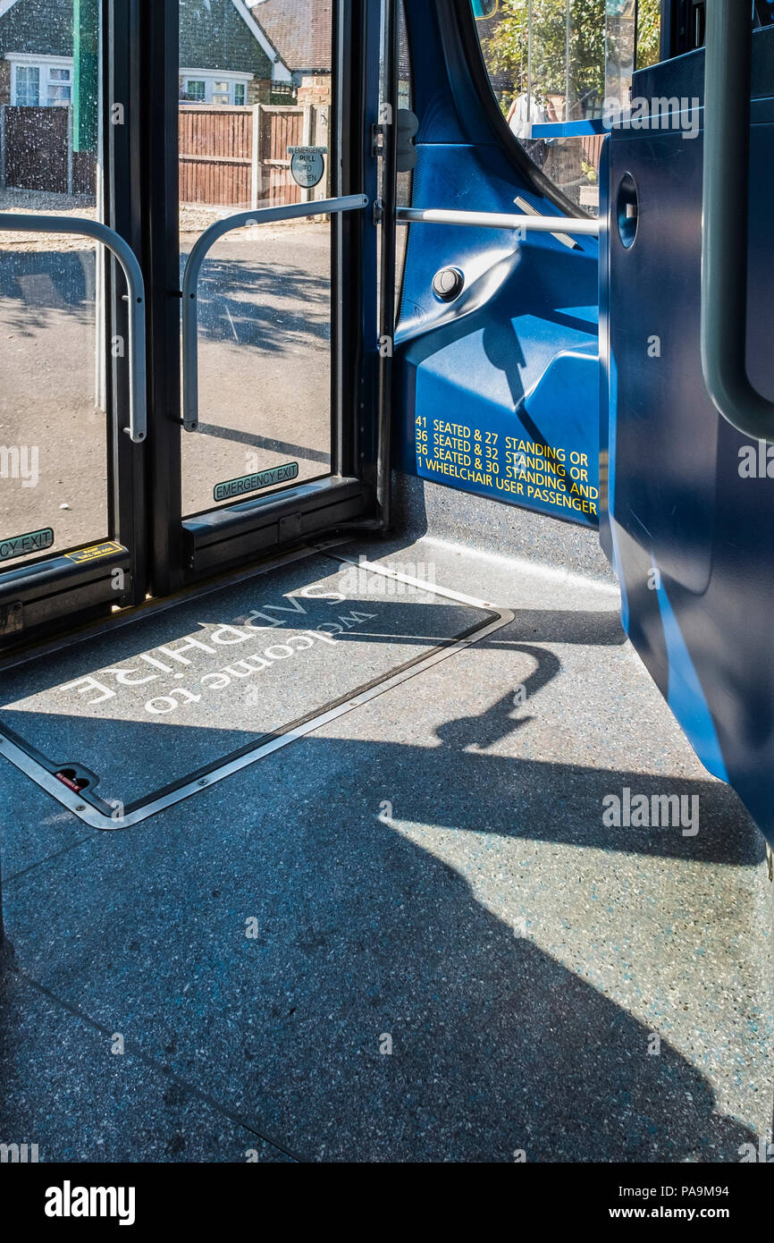 Il bus arriva piattaforma di imbarco, St.Albans, Hertfordshire, England, Regno Unito Foto Stock