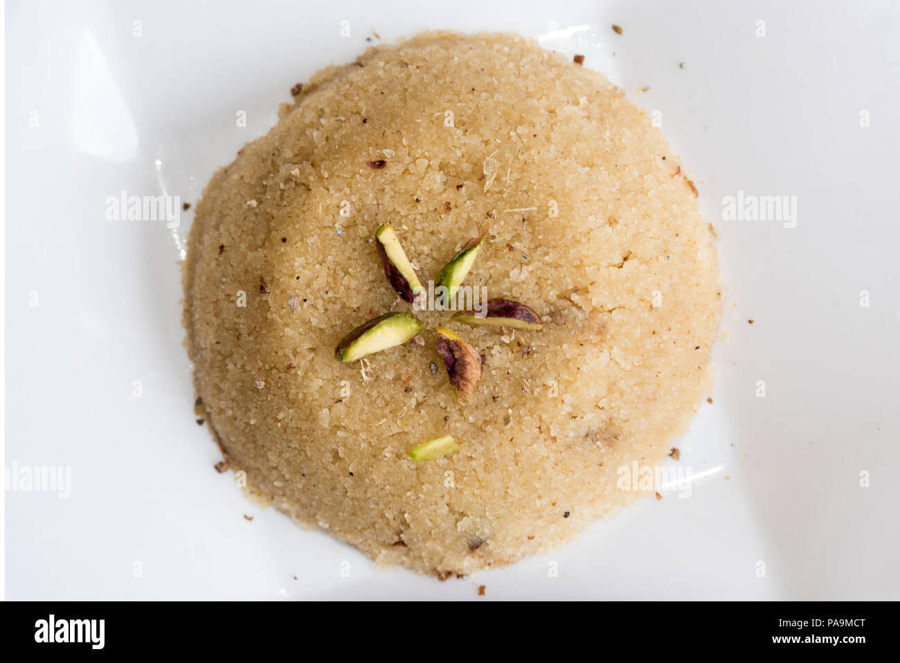 Lisci o kesar aromatizzati con semola Halwa / Sooji ka Halwa o dolce Rava Sheera o shira - festival indiano dolce fatto di semola zafferano latte dadi e Foto Stock