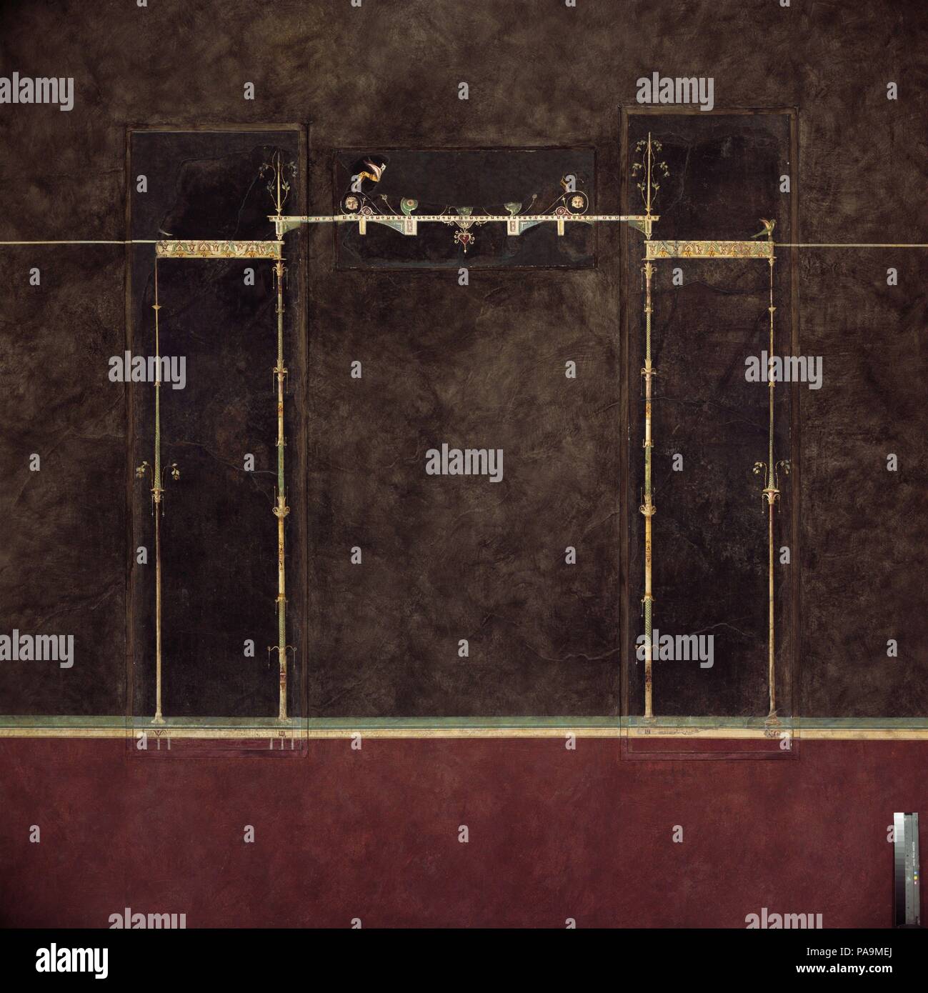 Pittura murale sulla terra nero: supporta con entrablature, da la villa imperiale a Boscotrecase. Cultura: romana, pompeiane. Dimensioni: complessivo: 76 x 19a. (193 x 48.3cm). Data: ultimo decennio del I secolo A.C. Molti privati ville estive erano situati lungo la costa vicino a Napoli. Uno dei più sontuosi deve essere stata la villa costruita da Agrippa, amico dell'imperatore Augusto e il marito di sua figlia Julia. Si attestava che si affaccia sulla baia di Napoli da un punto vicino alla moderna cittadina di Boscotrecase. La villa è stata parzialmente scavato tra il 1903 e il 1905 dopo la sua scoperta accidentale d Foto Stock
