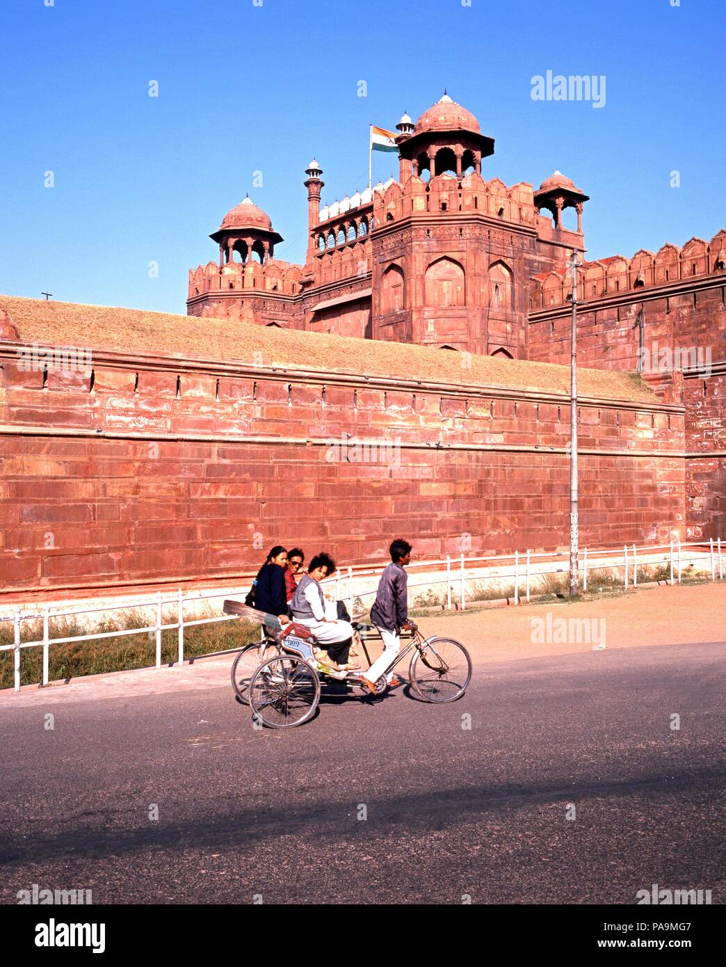 Vista del Forte Rosso con la popolazione locale su un triciclo in primo piano, Delhi, Delhi il territorio dell' Unione, India. Foto Stock