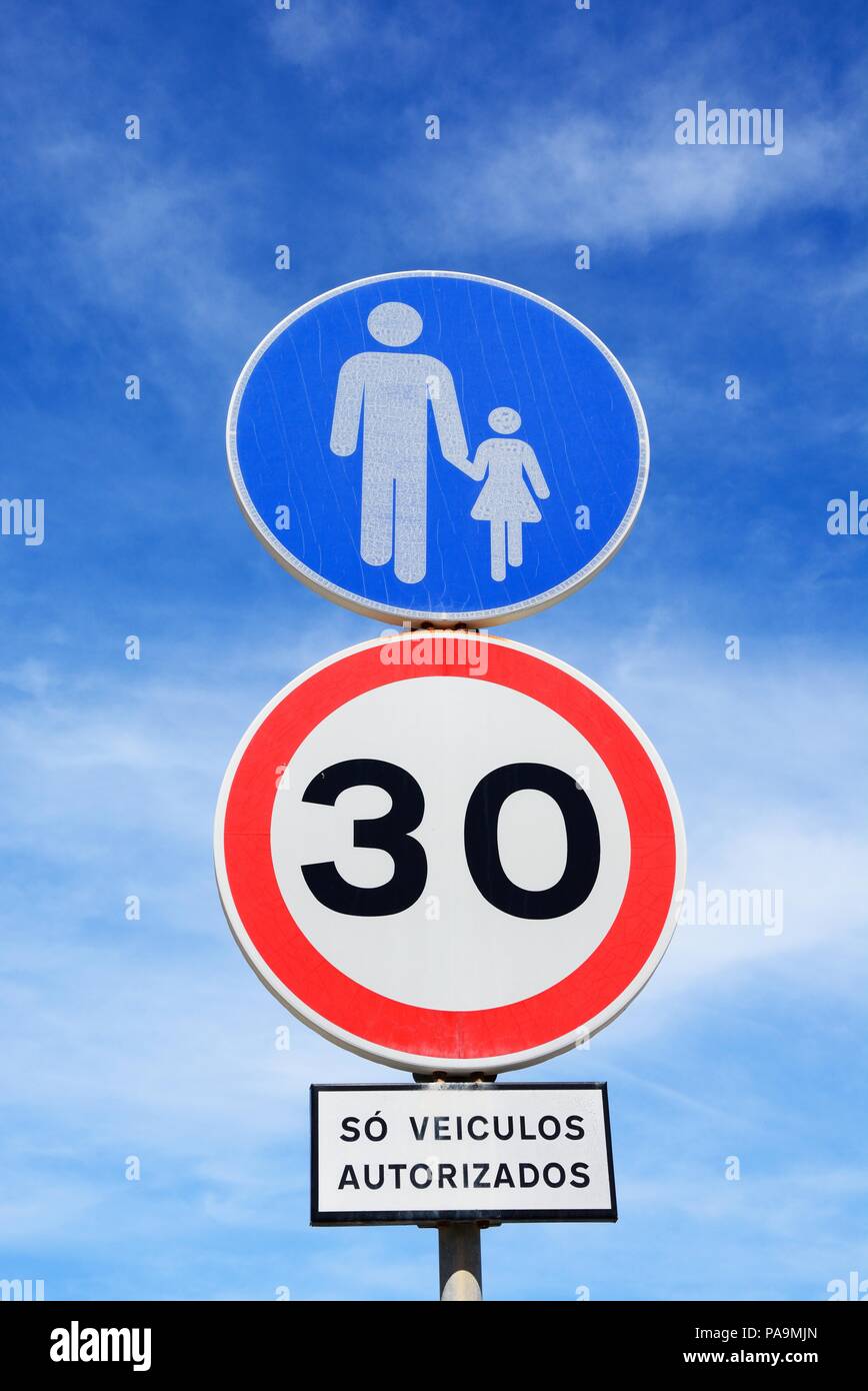 Trenta chilometri di segnale di limite di velocità e di segnale pedonale, Albufeira, Algarve, Portogallo, dell'Europa. Foto Stock
