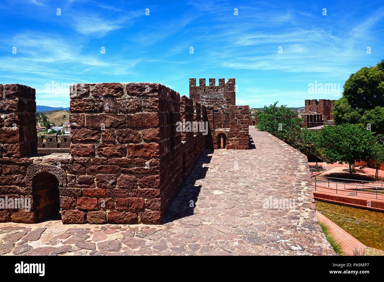 Vista lungo il medievale Castello merlature con il cortile a destra, Silves, del Portogallo, dell'Europa. Foto Stock