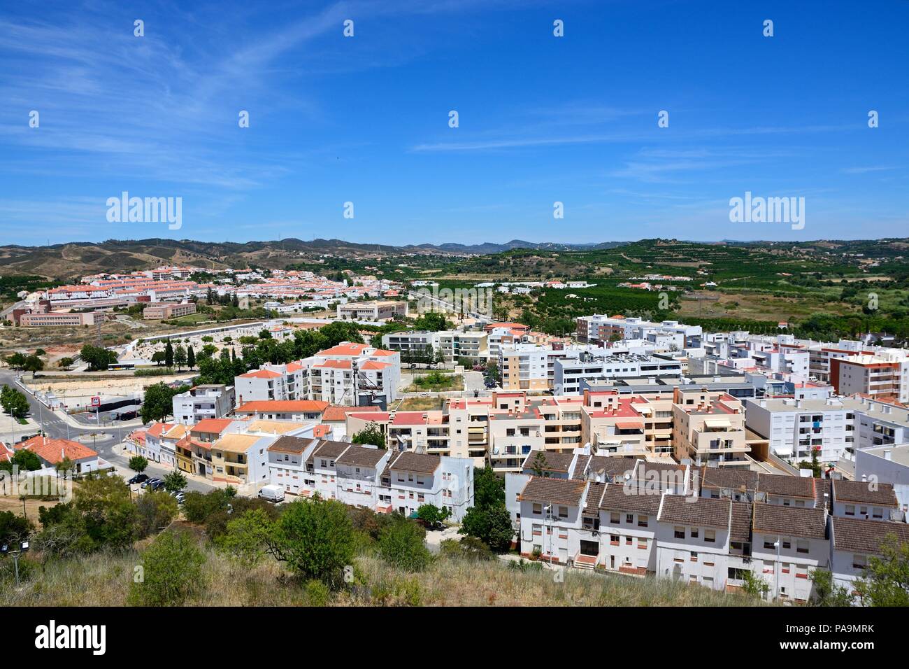 Vista in elevazione dei tetti della città e campagna vista dal castello merlature, Silves, del Portogallo, dell'Europa. Foto Stock