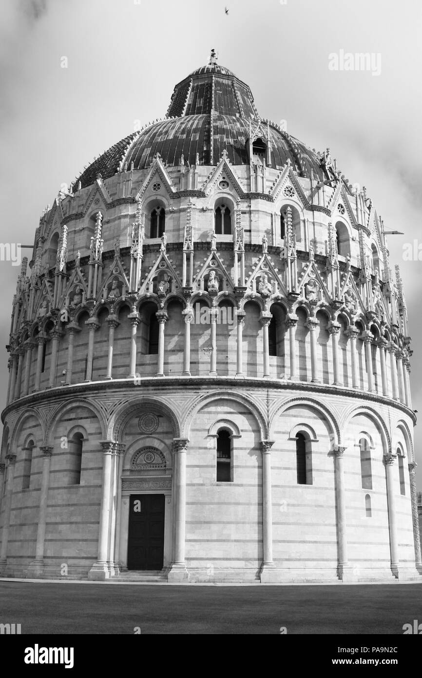 Immagine in bianco e nero del Battistero di Pisa, Italia Foto Stock