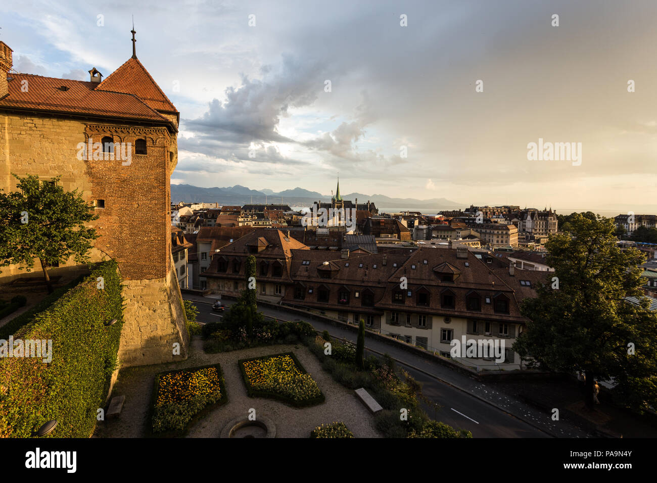 Tramonto su Losanna con il suo castello medievale e il lago di Ginevra e le alpi montagna nel Cantone di Vaud la più grande città della Svizzera Foto Stock