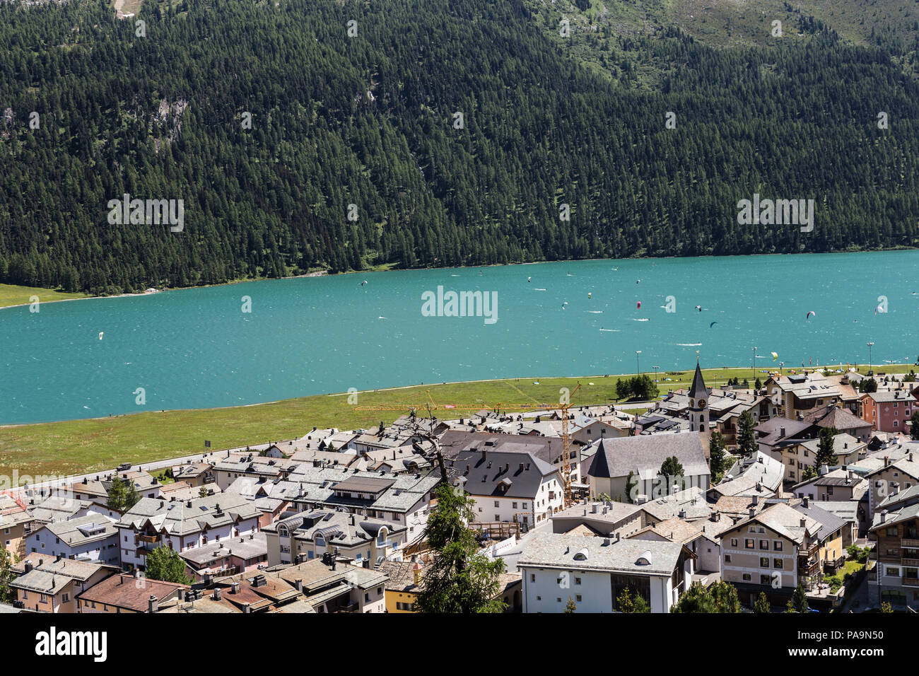 Silvaplana dal suo lago nel Canton Grigioni (cantone dei Grigioni) nelle alpi svizzere in Svizzera in estate Foto Stock