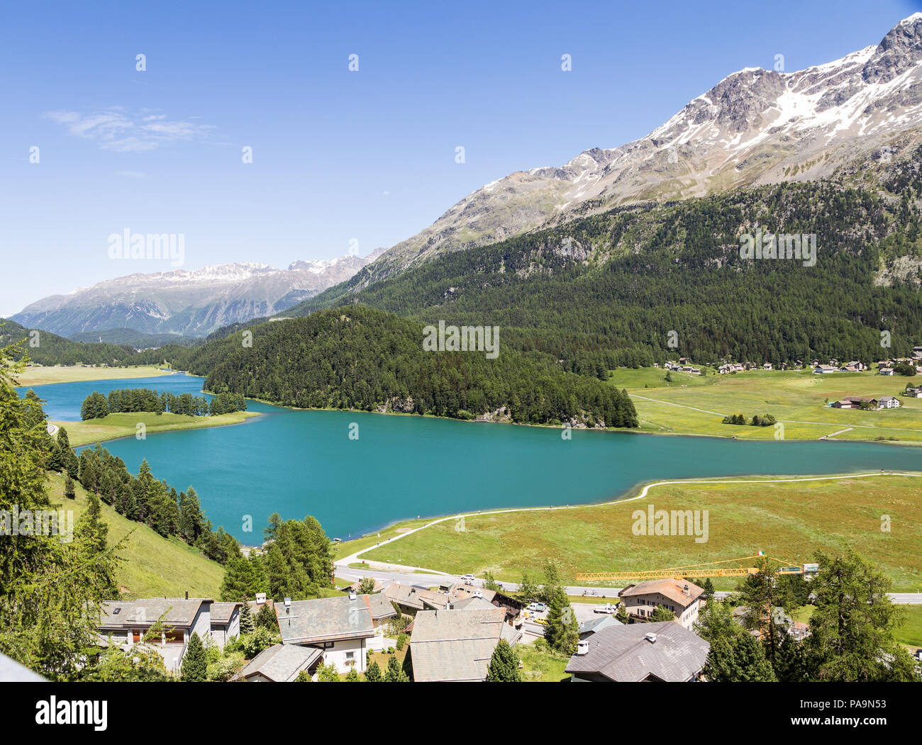 Silvaplana dal suo lago nel Canton Grigioni (cantone dei Grigioni) nelle alpi svizzere in Svizzera in estate Foto Stock