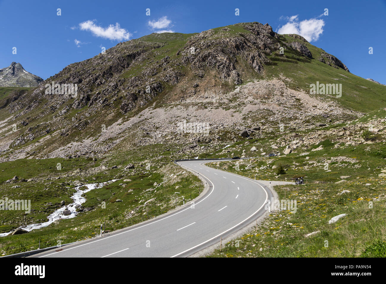 Strada di montagna per il Julierpass nei Grigioni (cantone dei Grigioni) Cantone nelle alpi in Svizzera Foto Stock