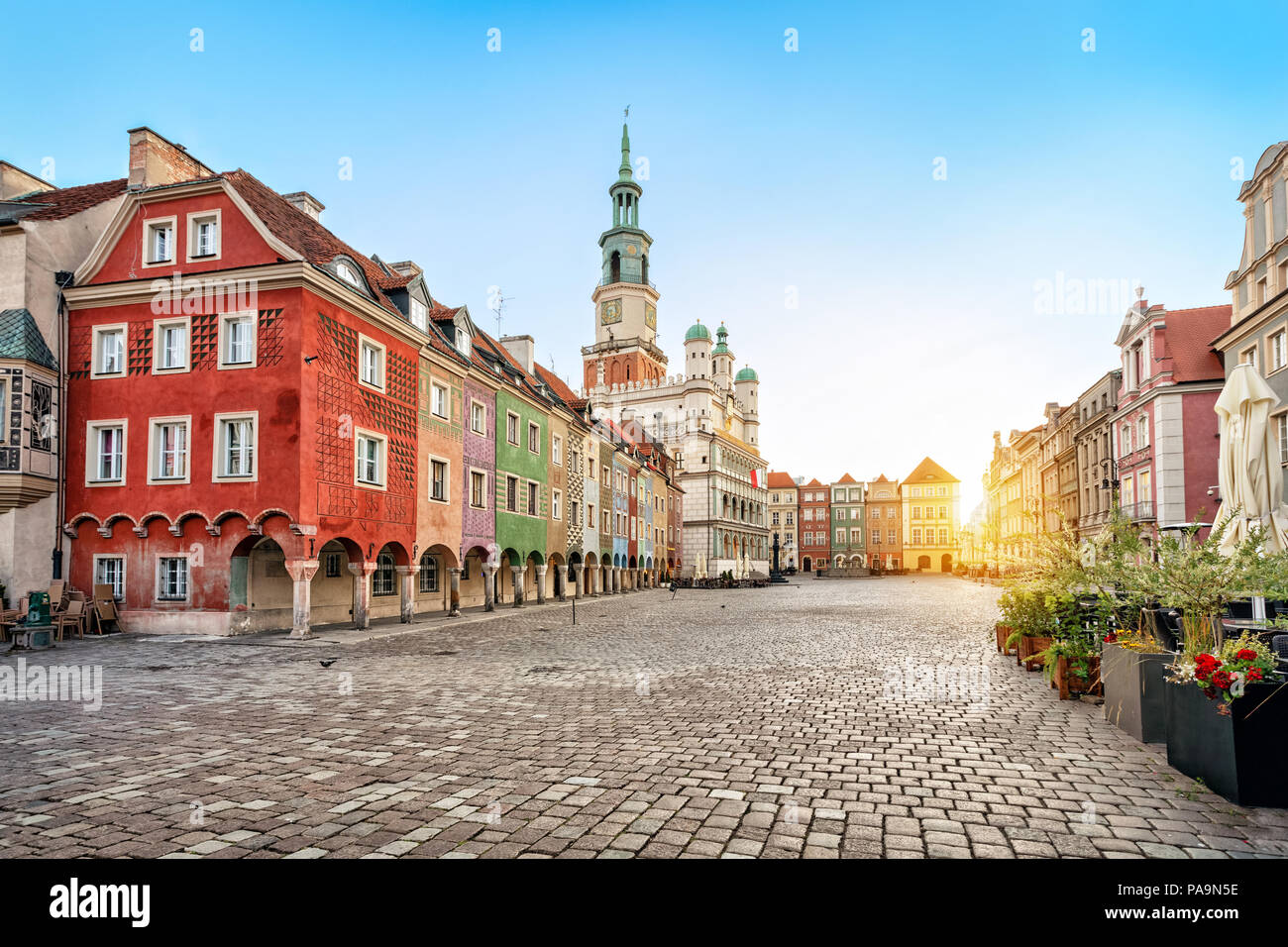 Stary Rynek quadrato con piccole case colorate e il vecchio Municipio di Poznan, Polonia Foto Stock