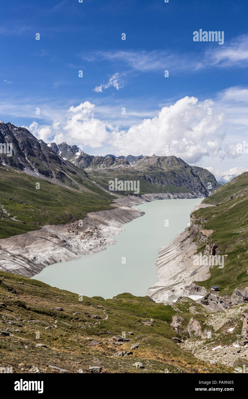 Il grande lago Dixence, formato da una diga, nelle alpi svizzere nel Canton Vallese su una soleggiata giornata estiva Foto Stock