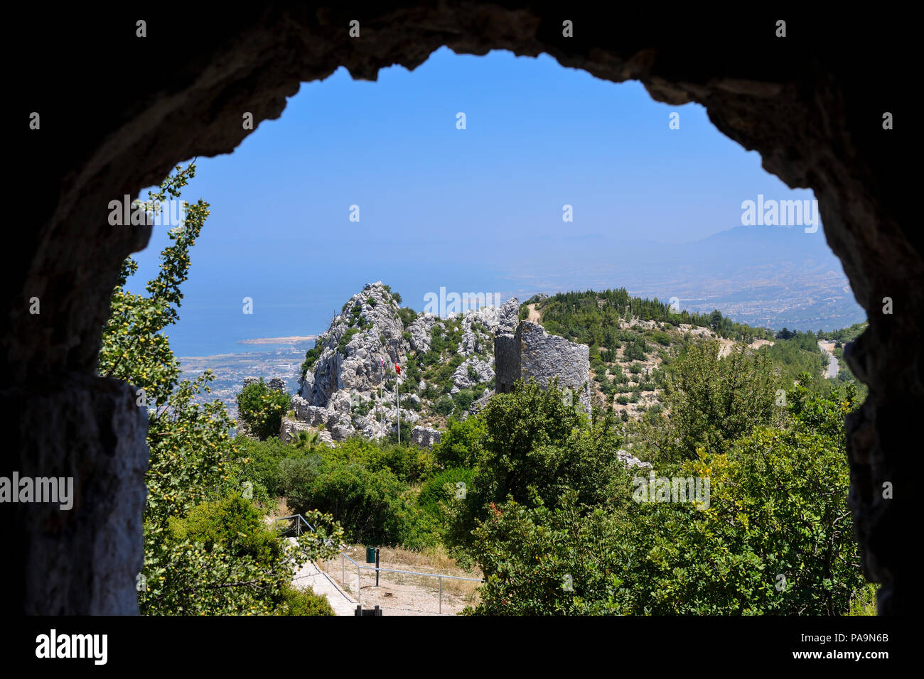 Vista attraverso arch al livello inferiore di San Hilarion castello in Kyrenia Mountain Range, Repubblica Turca di Cipro del Nord Foto Stock