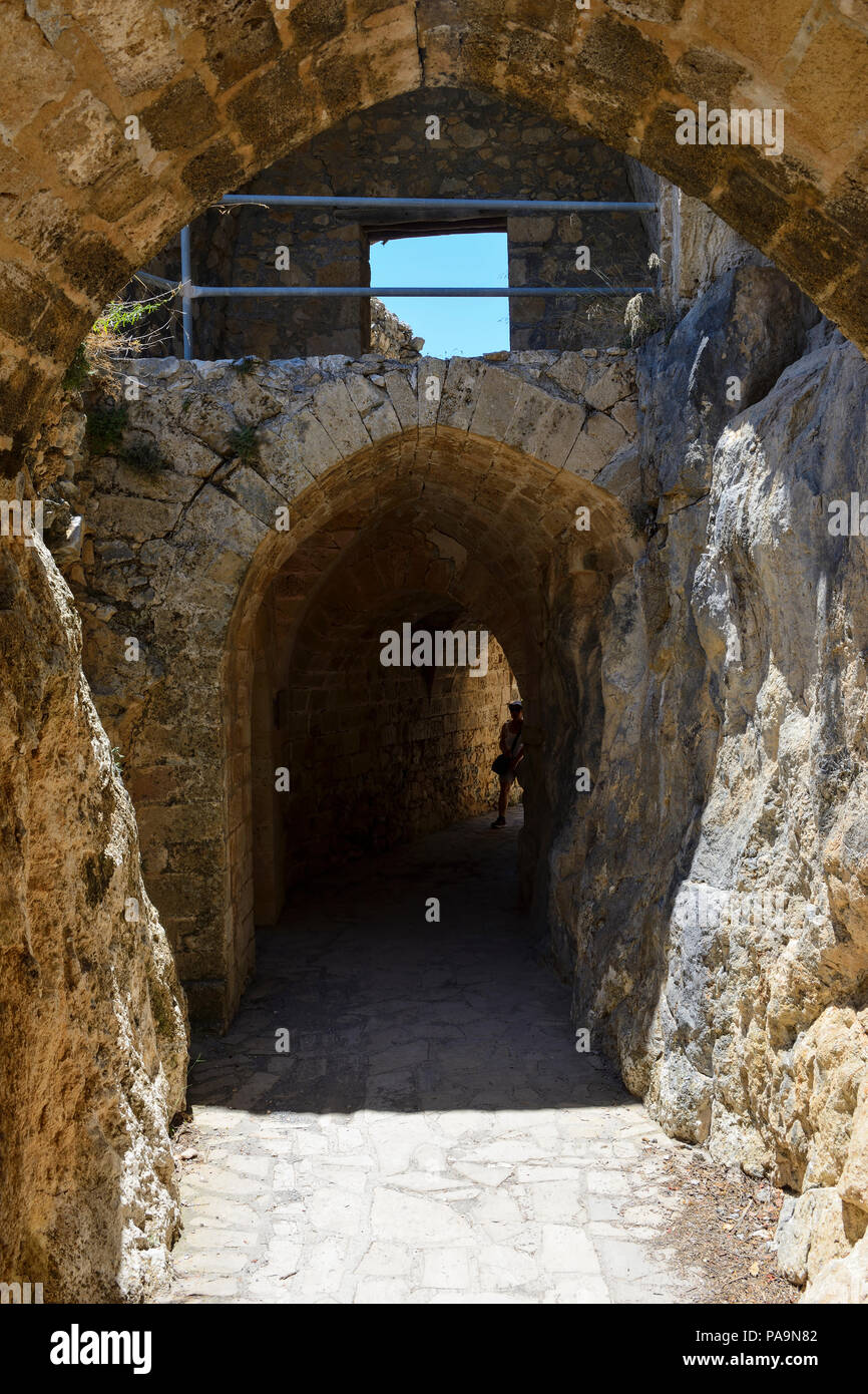 La chiesa bizantina sul secondo livello di St Hilarion castello in Kyrenia Mountain Range, Repubblica Turca di Cipro del Nord Foto Stock