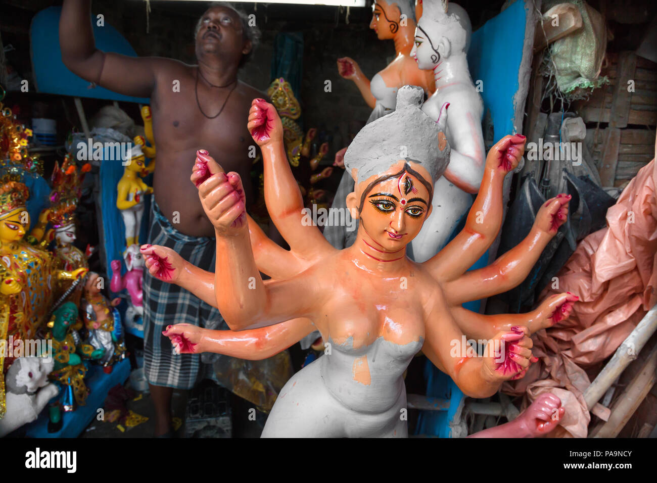 Realizzazione di Durga statua (pandal) in Kumartuli area prima di Durga puja celebrazione in Kolkata, India Foto Stock