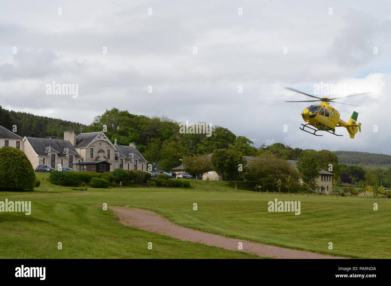Un Air Ambulance elicotteri in atterraggio a Lawson Memorial Hospital di Golspie, Highlands scozzesi Foto Stock