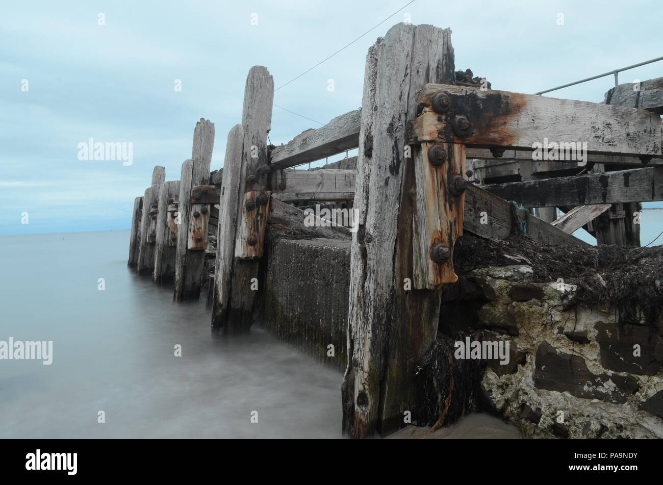 La rovina di parti di Golspie Pier sulla costa est della Scozia, Regno Unito Foto Stock