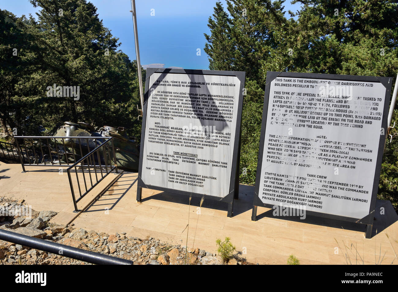 Memoriale per l'invasione del 1974 (accanto al serbatoio abbandonata) in Kyrenia Mountain Range, Repubblica Turca di Cipro del Nord Foto Stock