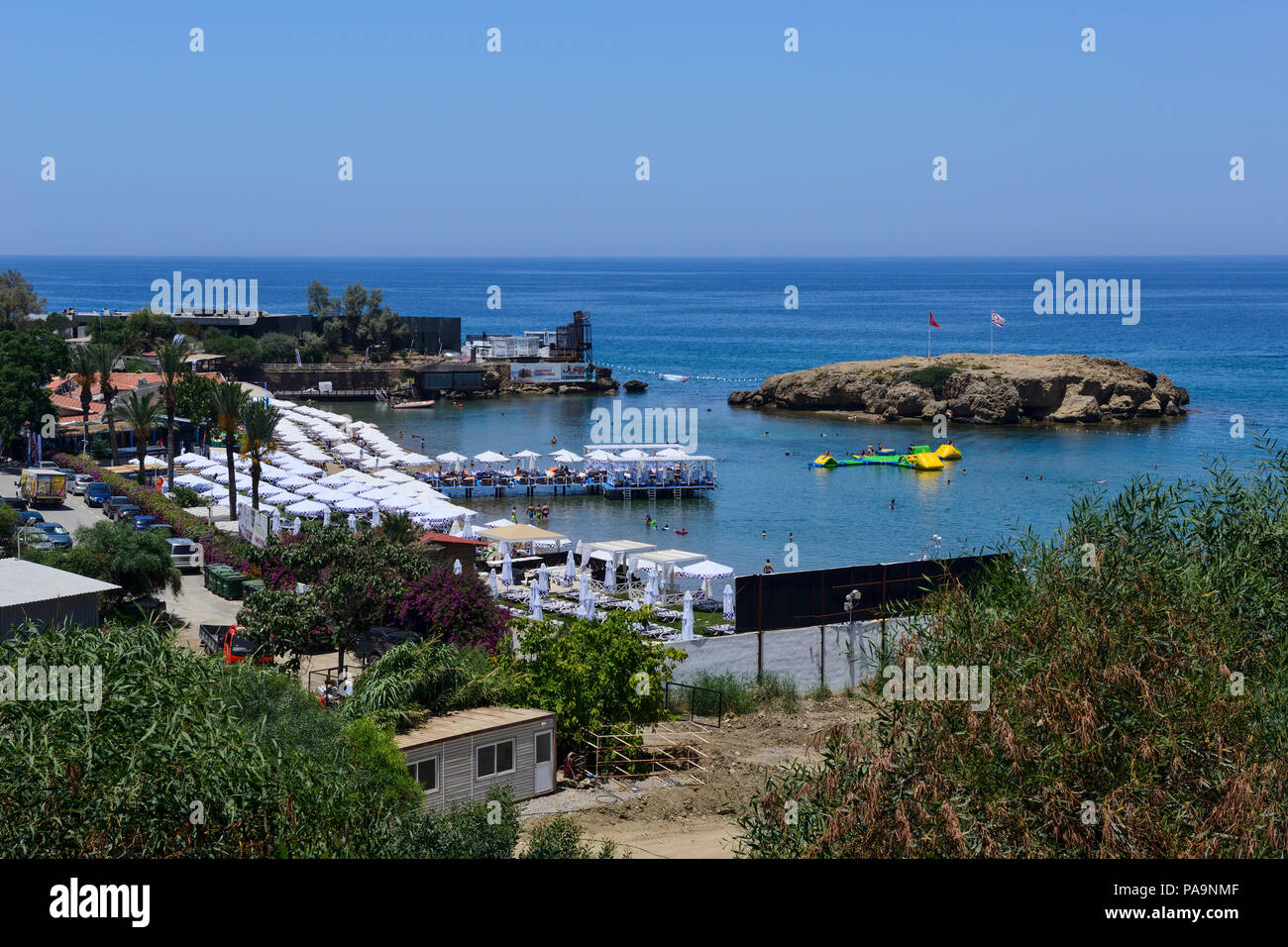 Resort con spiaggia privata e a ovest di Kyrenia (Girne), Repubblica Turca di Cipro del Nord Foto Stock