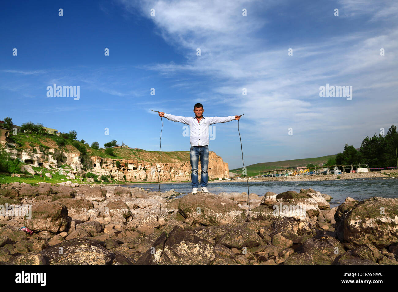 Ragazzo locale sulla riva del fiume Tigri in Hasankeyf , Turchia Foto Stock
