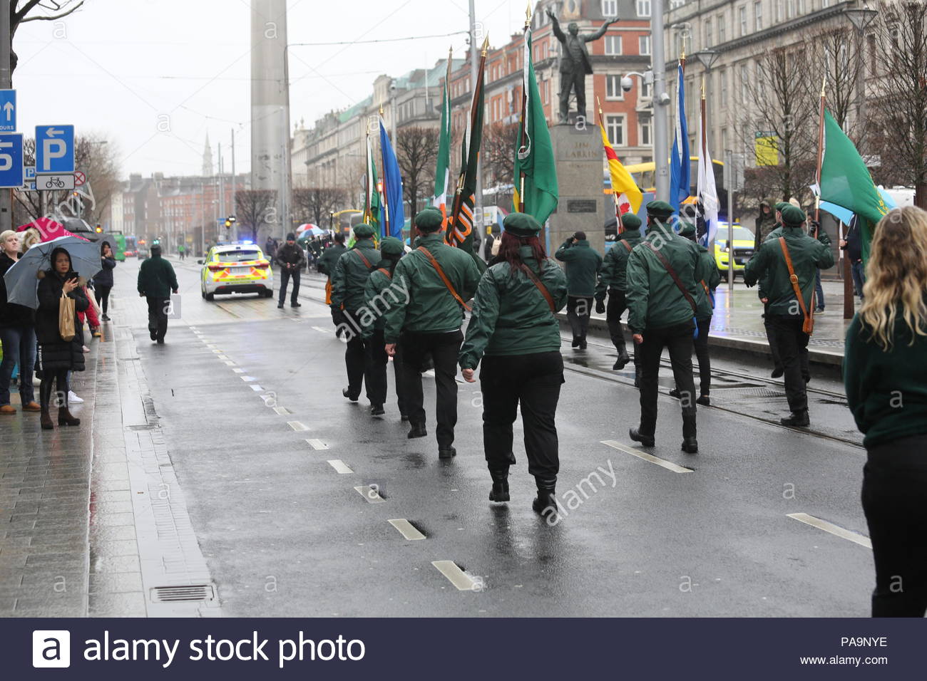 I membri di un repubblicano irlandese gruppo marzo attraverso la parte interna della città a Dublino in onore dell'anniversario del 1916. Foto Stock