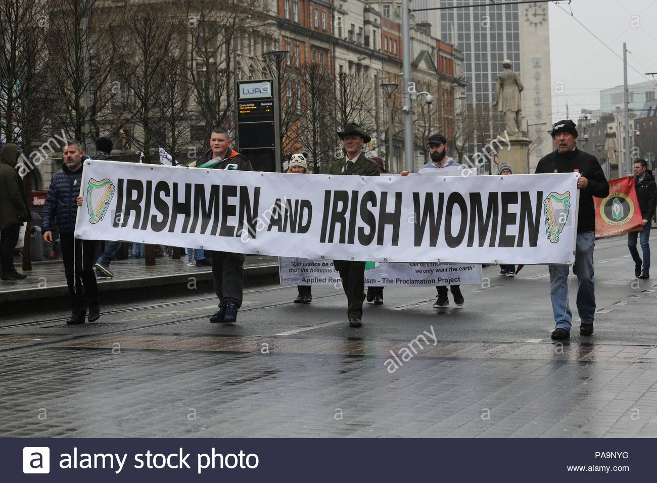 I membri di un repubblicano irlandese gruppo marzo attraverso la parte interna della città a Dublino in onore dell'anniversario del 1916. Foto Stock