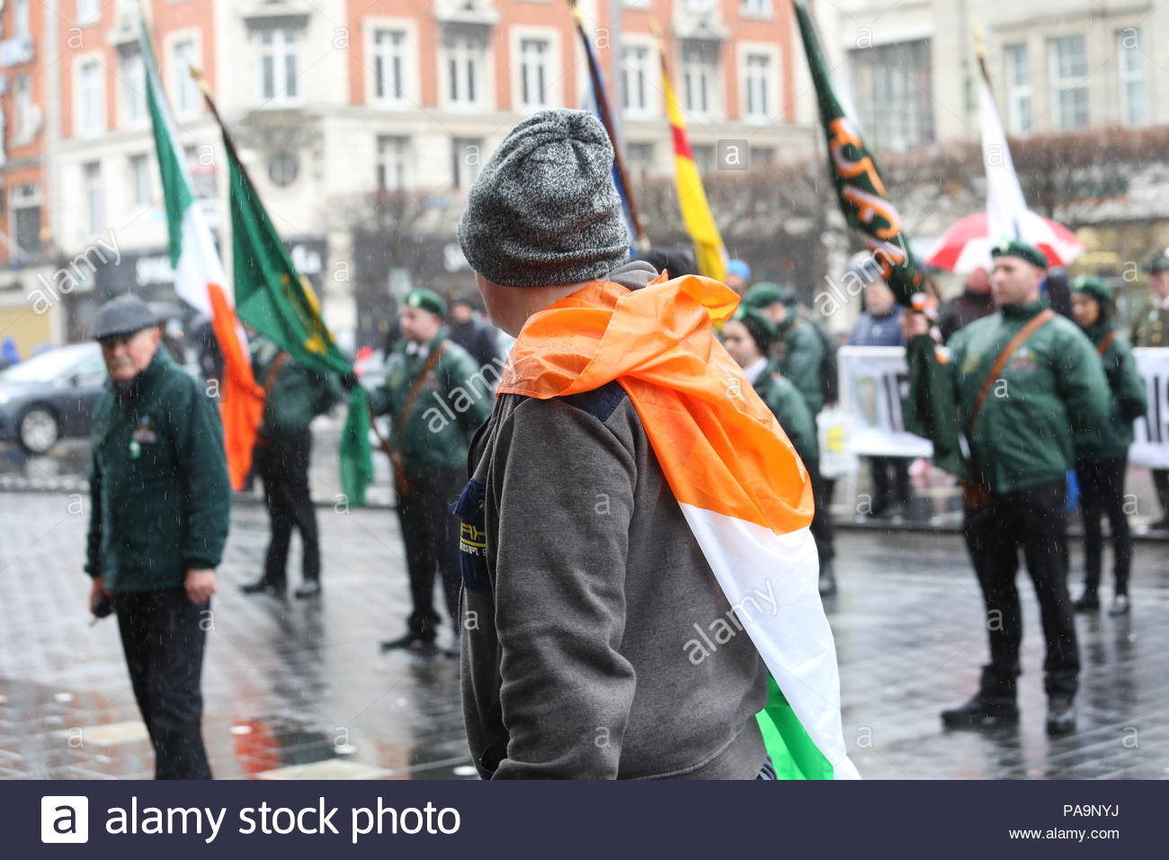 I membri di un repubblicano irlandese gruppo marzo attraverso la parte interna della città a Dublino in onore dell'anniversario del 1916. Foto Stock