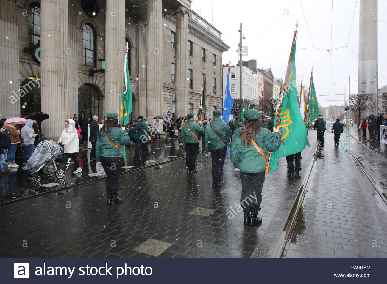 I membri di un repubblicano irlandese gruppo marzo attraverso la parte interna della città a Dublino in onore dell'anniversario del 1916. Foto Stock