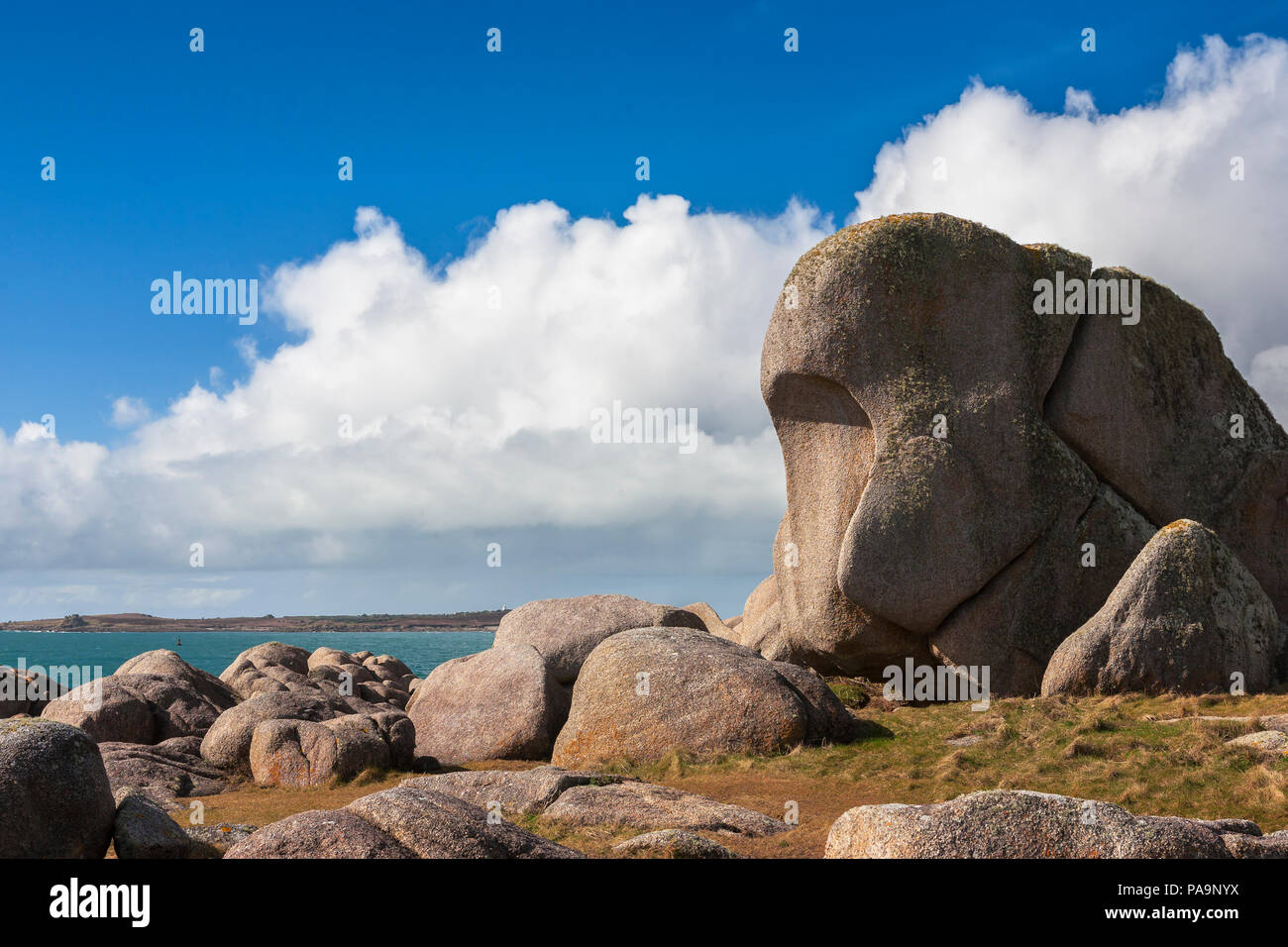 Il monaco il cruscotto sulla testa di Peninnis, St. Mary's, isole Scilly, Cornwall, Inghilterra, Regno Unito, con Gugh e Sant Agnese in tutta Santa Maria del suono Foto Stock