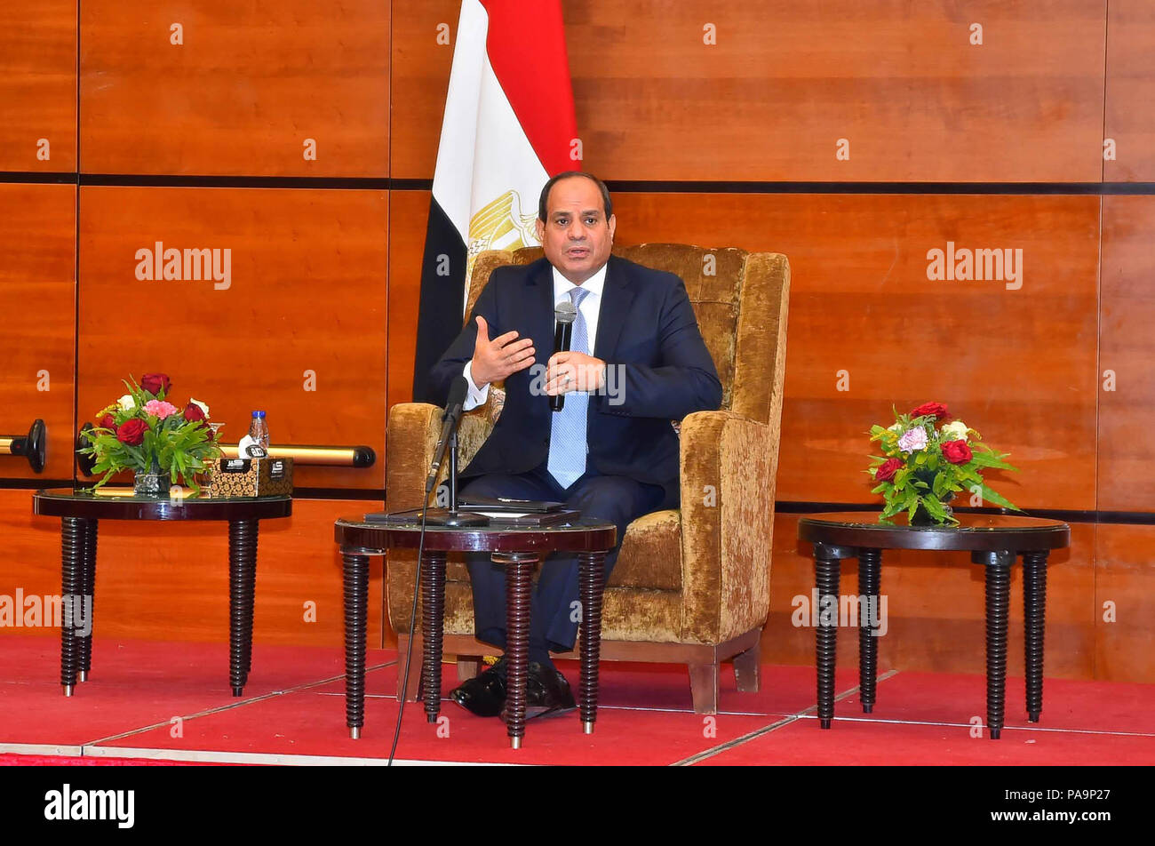 Il governo di Khartoum, Sudan - 19-20 Luglio 2018 - Il Presidente egiziano Abdel Fattah El Sisi rende una 2 giorni di visita di stato in Sudan per colloqui con il presidente sudanese Omar Al Bashir per la discussione sulle relazioni bilaterali e su altri argomenti. (Pool presidenziale foto) Foto Stock