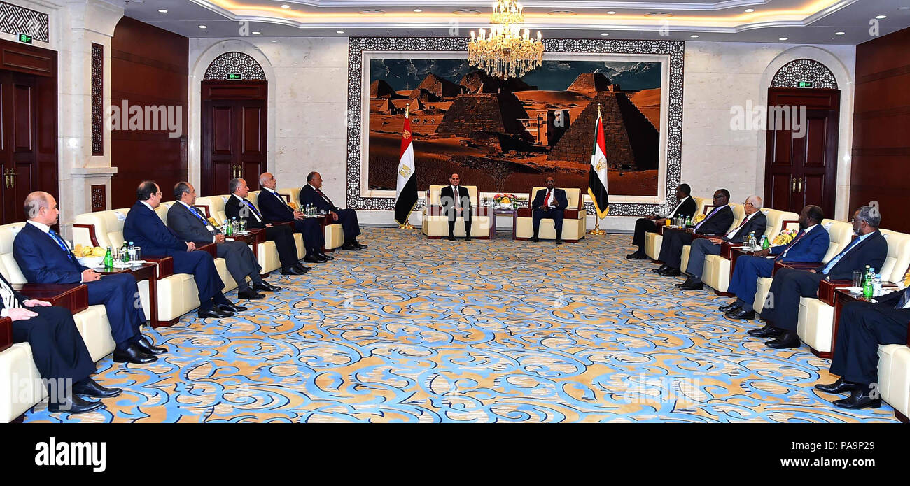 Il governo di Khartoum, Sudan - 19-20 Luglio 2018 - Il Presidente egiziano Abdel Fattah El Sisi rende una 2 giorni di visita di stato in Sudan per colloqui con il presidente sudanese Omar Al Bashir per la discussione sulle relazioni bilaterali e su altri argomenti. (Pool presidenziale foto) Foto Stock