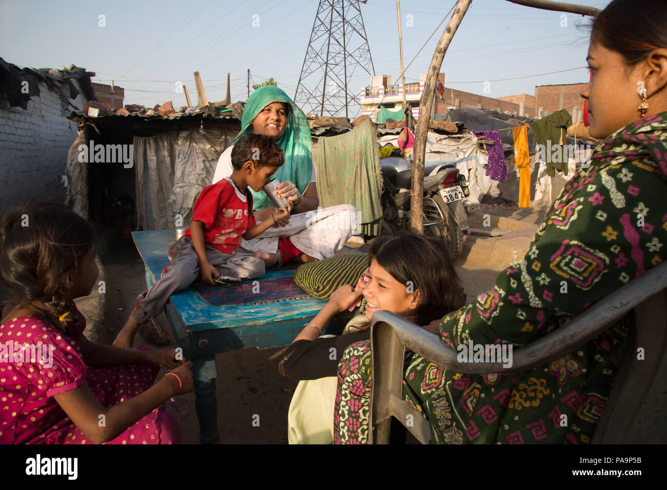 Le persone che vivono in Arif Nagar, vicino all'area abbandonata Union Carbide complesso industriale, Bhopal, India Foto Stock