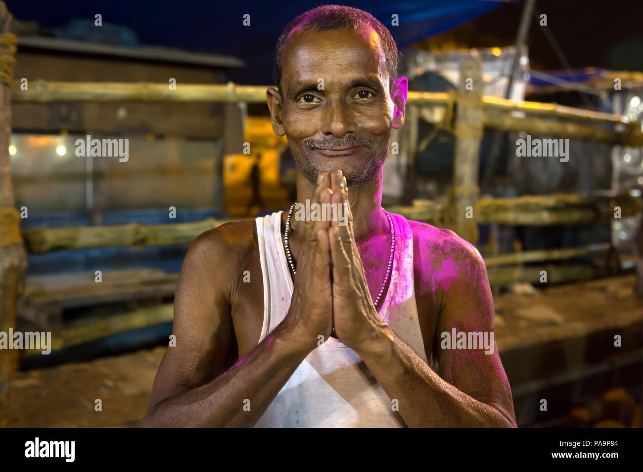 Splendido ritratto di uomo indù di unire le vostre mani di notte durante la Durga puja celebrazione in Kolkata, India Foto Stock