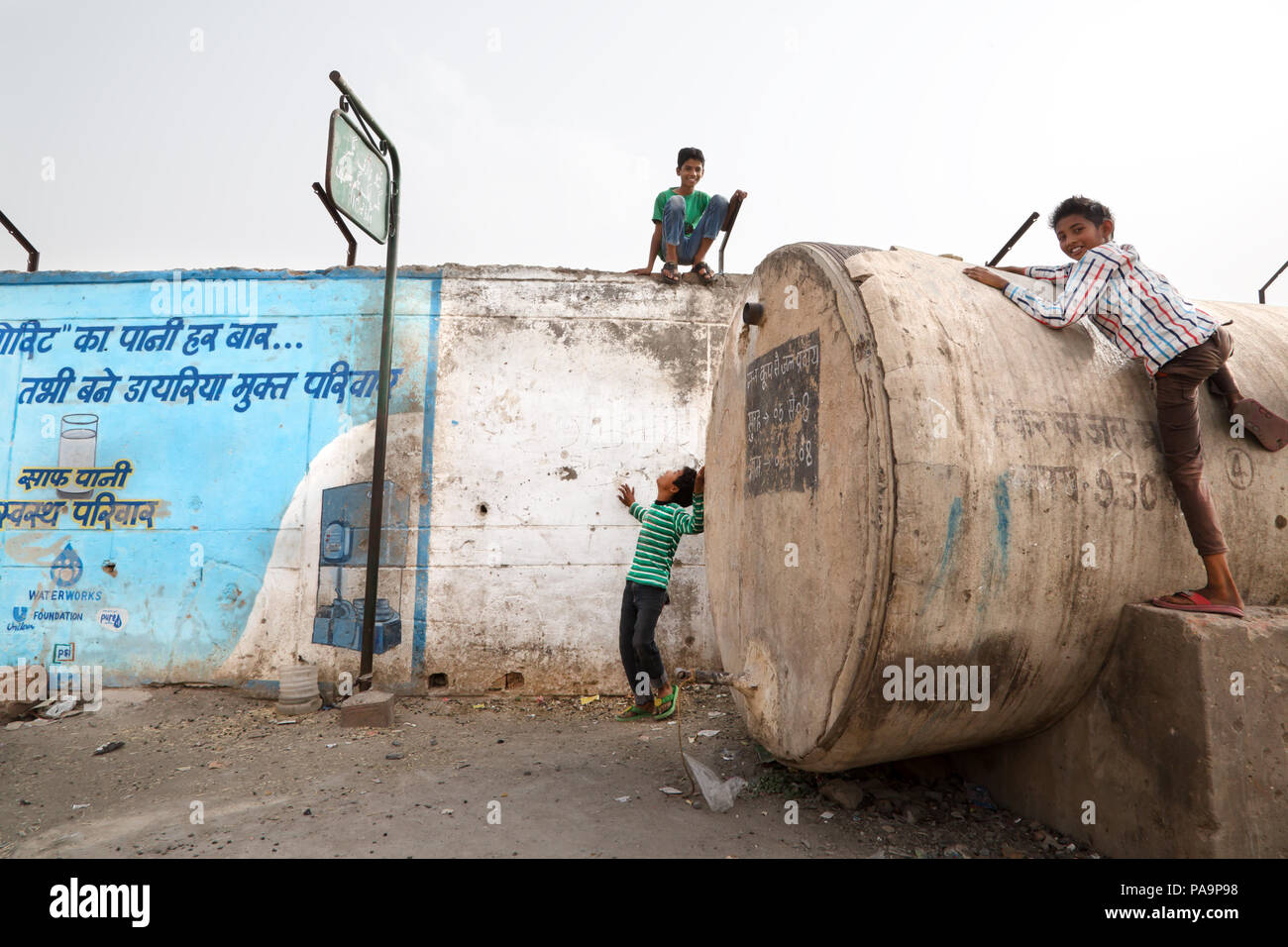 Le persone che vivono in Arif Nagar, vicino all'area abbandonata Union Carbide complesso industriale, Bhopal, India Foto Stock