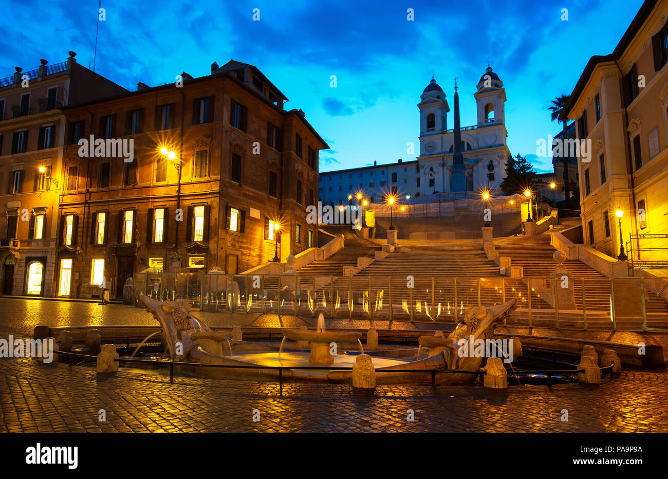 Scalinata di piazza di Spagna e Fontana della Barcaccia a Roma al mattino presto, Italia Foto Stock