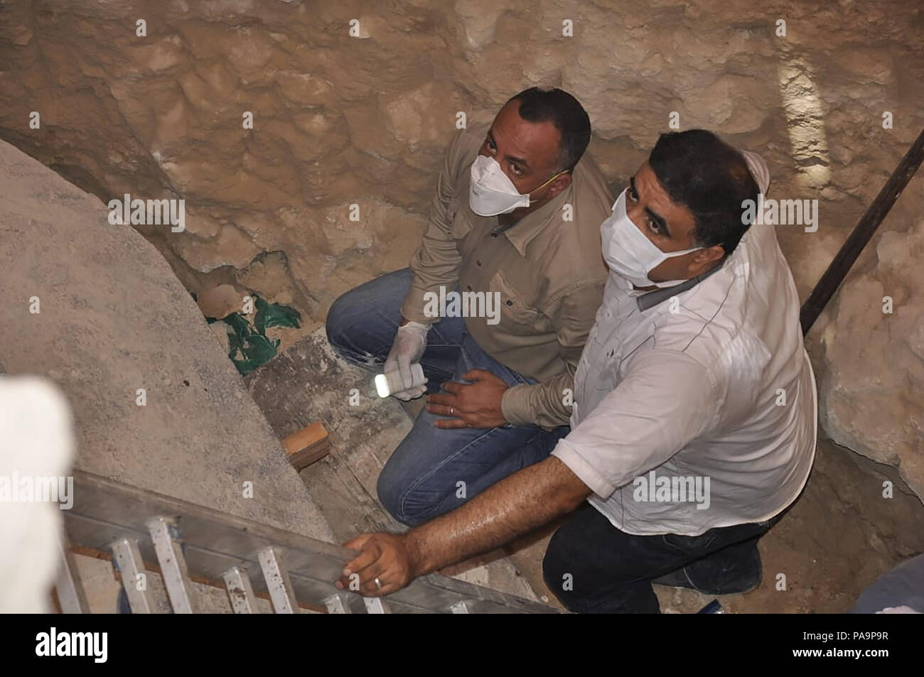 19 Luglio 2018 - Alessandria d Egitto - Il granito nero del sarcofago scoperto ai primi di luglio in Alessandria Sidi Gaber district durante lavori di fondazione su un edificio di appartamenti, è stato inaugurato oggi da un comitato scientifico comitato archeologico e hanno scoperto che tre scheletri sono state scoperte all'interno immerso in acqua di liquame che era filtrata all'interno. (MOA piscina foto) Foto Stock
