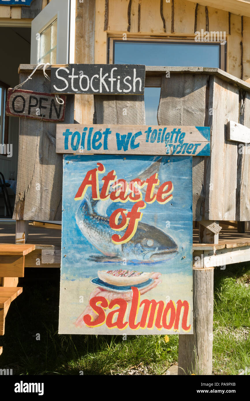 Museo Rurale in Smørfjord, Porsanger 'un gusto del salmone' firmare con qualche errore di grammatica come 'stockfish'. Essa dovrebbe probabilmente significa "pesce in magazzino" Foto Stock