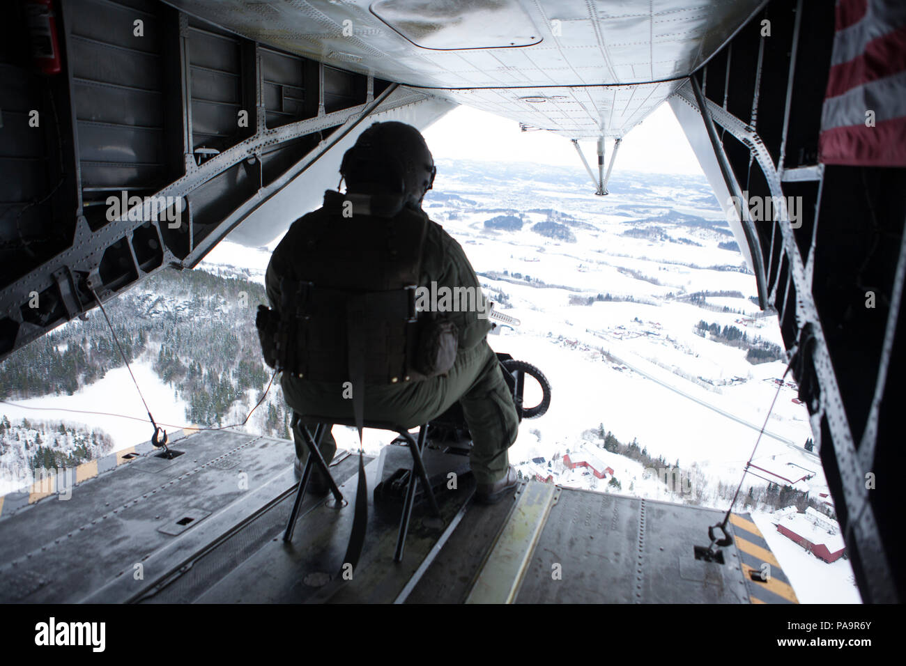 Un capo equipaggio con Marine elicottero pesante Squadron (HMH-464) decolla da un aeroporto come parte della risposta a freddo 16, Marzo 1, 2016 a Vaernes Garrison, Norvegia. Risposta a freddo 16 è un Norvegese invitational pianificata in precedenza per esercizio che coinvolgerà circa 15.000 truppe dal 13 la NATO e i paesi partner. (Gazzetta Marine Corps Photo by Gunnery Sgt. Bryson K. Jones/rilasciato) Foto Stock