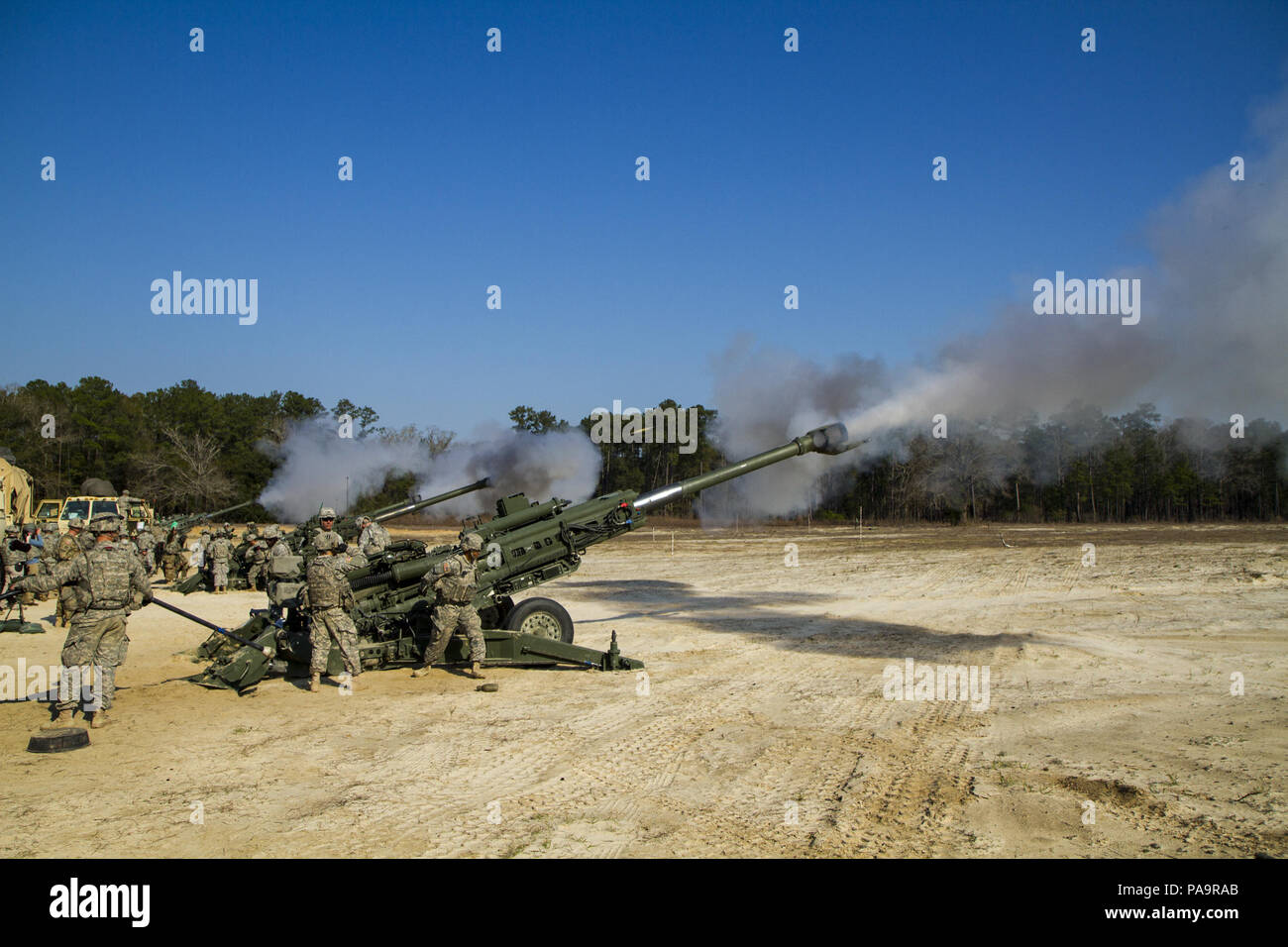 Soldati di terza divisione di fanteria artiglieria M77A2 Obici durante una messa fuoco missione su Fort Stewart il 1 marzo. Era la prima volta che l'artiglieria di divisione ha collaborato con la società E, 3a combattere la Brigata aerea che ha fornito i servizi della MQ-1C GRIGIO Eagle Unmanned Aerial system per fornire identificazione di bersaglio, osservando i turni come questi vengono attivati e valutare il danno battaglia. (Foto di Sgt. William Begley, terza cabina degli affari pubblici) Foto Stock