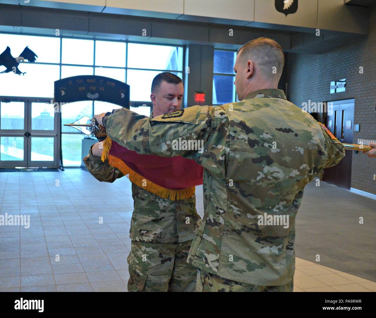 Soldati, amici e membri della famiglia si riuniscono a Fort Campbell, Ky., di dire addio ai membri del 52d artiglieria gruppo (l'eliminazione degli ordigni esplosivi (EOD)) durante il loro involucro di colori cerimonia il 1 marzo. Durante questo esercito tradizionale evento, Col. Contrassegnare Faria, il gruppo commander, arrotolata la cinquantaduesima EOD i colori della prima di una guaina di protezione e involucro che simboleggiano il movimento del gruppo per il Medio Oriente, il loro nuovo teatro di funzionamento. Foto Stock