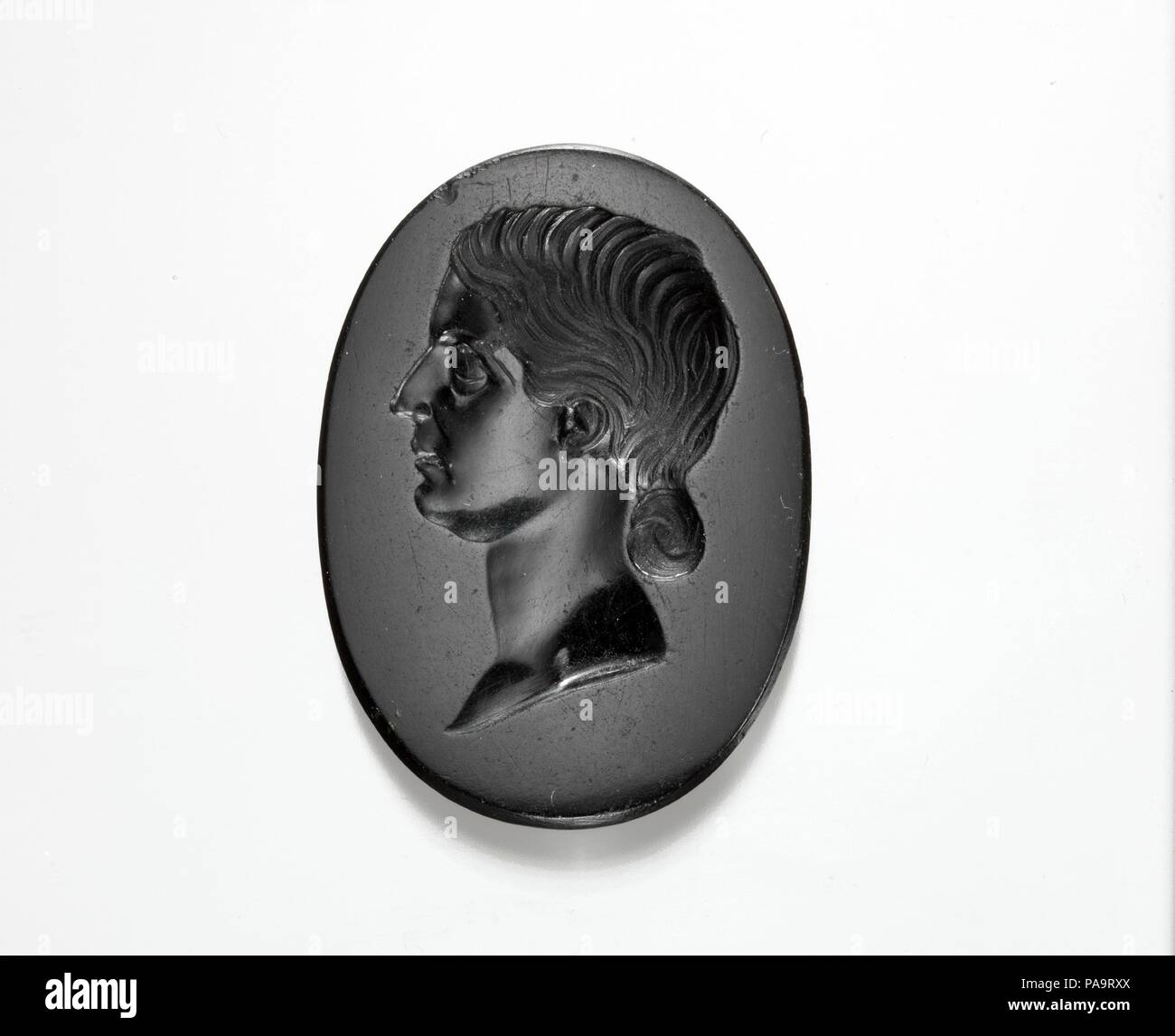 Nero ad intaglio di Jasper ritratto di una dama romana. Cultura: Romano. Dimensioni: complessivo: 1 1/16 x 1 1/16 x 1/8a. (2,7 x 2,7 x 0.3cm). Data: prima metà del I secolo D.C.. L'arte del gioiello taglio è stato molto apprezzato in Roma. Julius Caesar è detto di essere stato un appassionato collezionista di gemme, e Augusto sigillo dell'anello è stato realizzato da Dioskourides, migliori incisore del suo tempo. Le gemme sono stati spesso utilizzati per ricordare le tradizioni familiari o di lealtà politica, ma avevano anche un obiettivo pratico, per quando sono state incise in negativo come intaglios, potrebbero essere utilizzati come pietre di tenuta in signet ring. Museo: Me Foto Stock