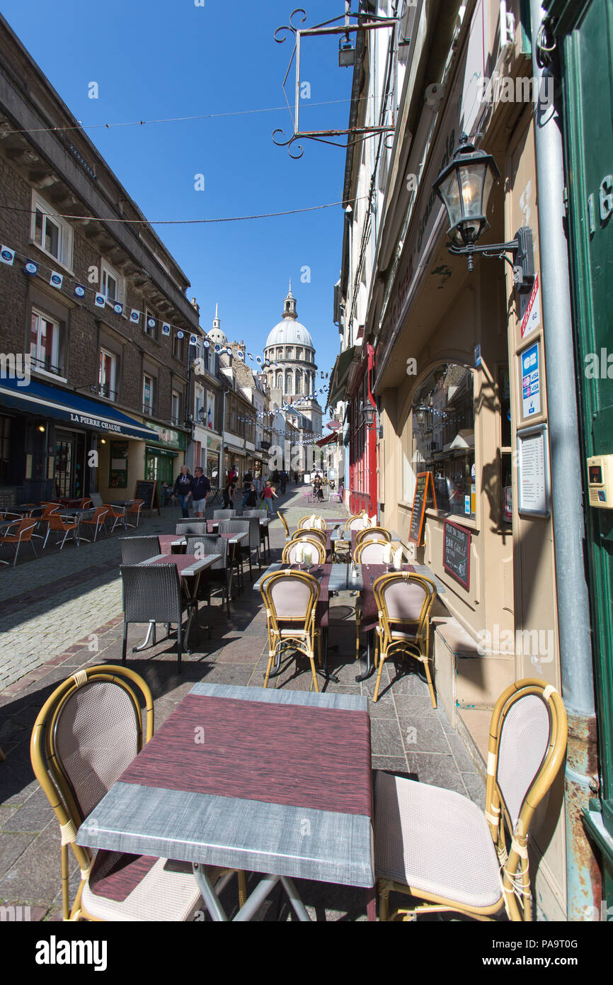 Città di Boulogne-sur-Mer, Francia. Una vista pittoresca del caffè, negozi e ristoranti in Boulogne-sur-Mer è Haute Ville a Rue de Lille. Foto Stock