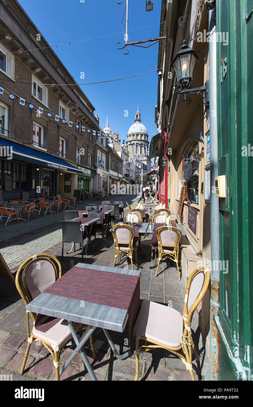 Città di Boulogne-sur-Mer, Francia. Una vista pittoresca del caffè, negozi e ristoranti in Boulogne-sur-Mer è Haute Ville a Rue de Lille. Foto Stock