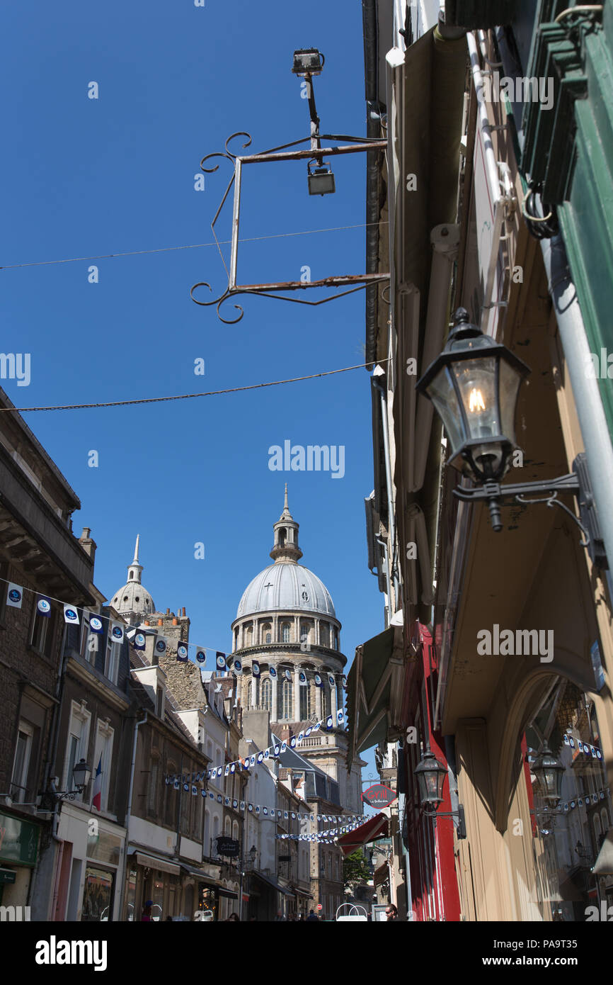 Città di Boulogne-sur-Mer, Francia. Vista pittoresca di Boulogne-sur-Mer è Rue de Lille con la cupola della Basilica di Notre Dame in background. Foto Stock