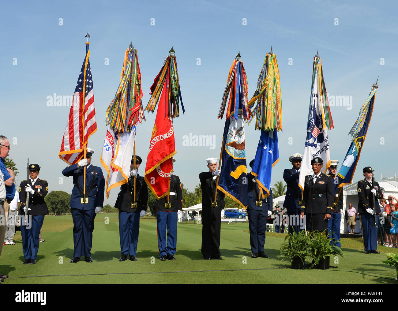 Esercito il Mag. Delmayca Kramer, (terzo da destra), un 12-anno veterano e nativo di Hephzibah, Ga., chi lavora nell'J-1 DIVISIONE DEL PERSONALE DEGLI STATI UNITI Comando Sud a Miami, esegue l'Inno Nazionale in occasione della cerimonia di apertura del Campionato Mondiale di Golf. Alle sue spalle è la U.S. Comando Sud Color Guard. L'evento, uno dei più grandi sportivi, si svolge attraverso il 6 Marzo al Trump National Doral. (Foto di Raymond Sarracino/STATI UNITI Comando Sud Affari pubblici) Foto Stock