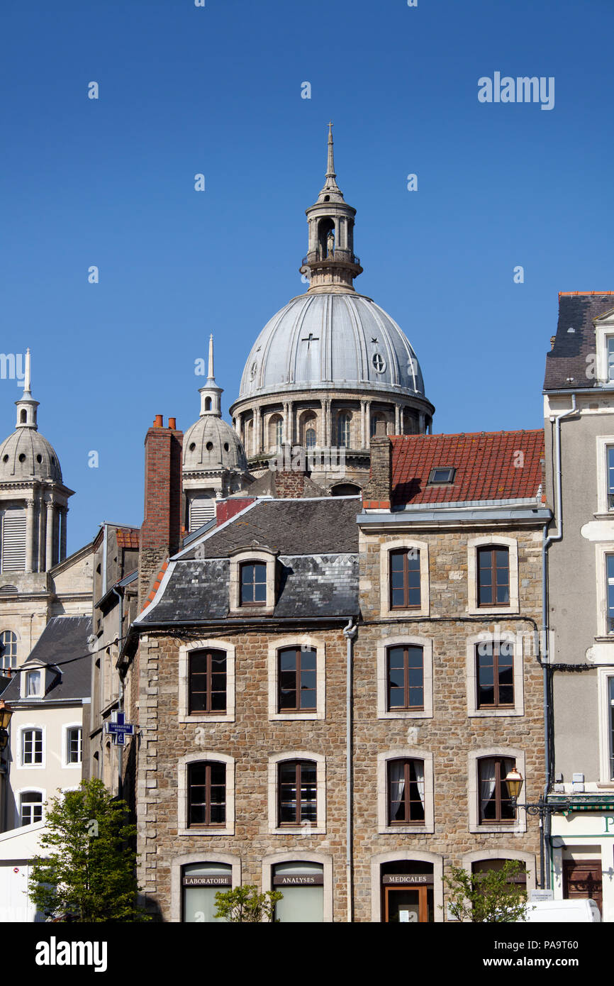 Città di Boulogne-sur-Mer, Francia. Vista pittoresca di edifici in Boulogne-sur-Mer, luogo Godefroy de Bouillon in Haute Ville. Foto Stock