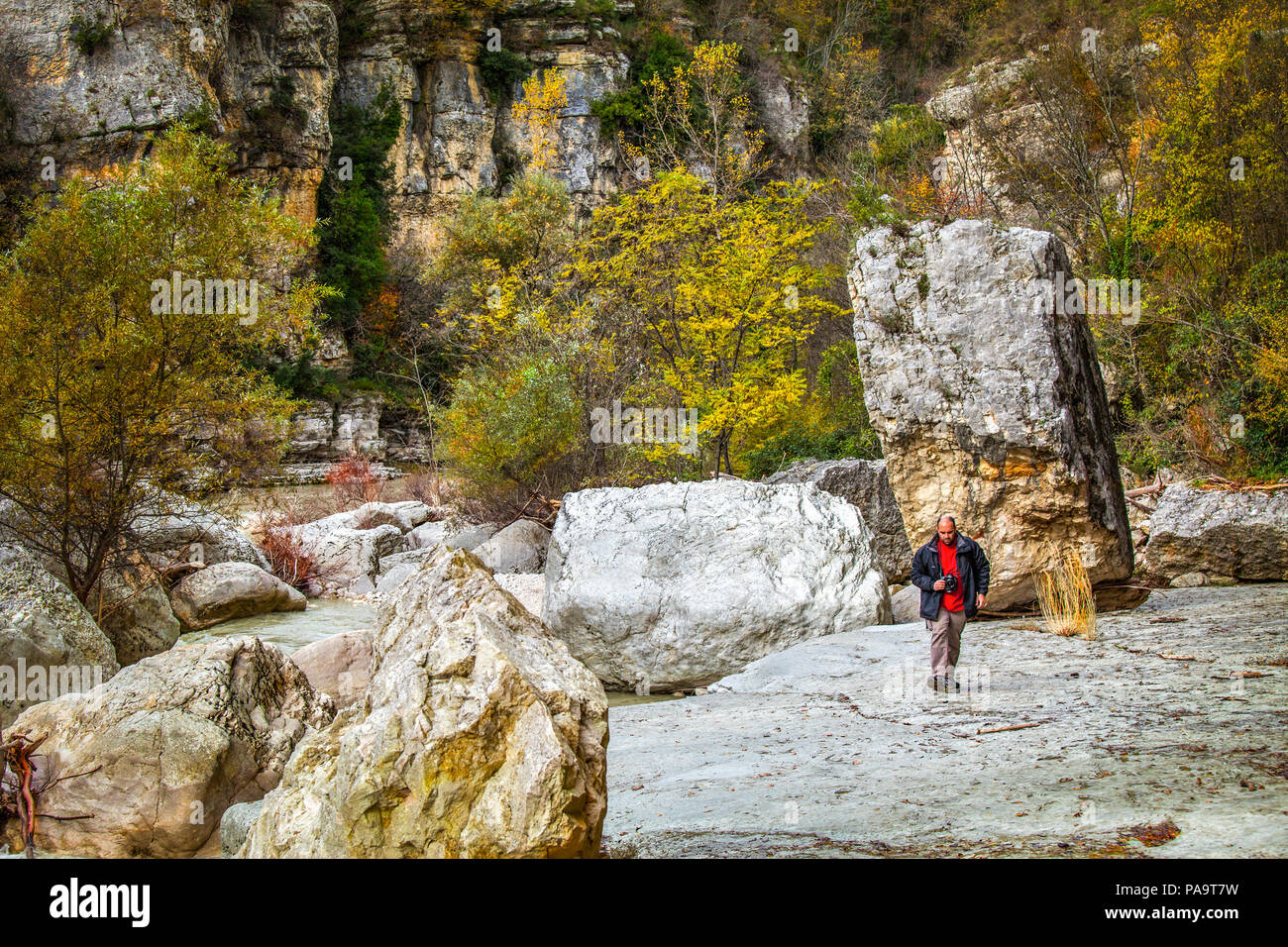 Fotografo a piedi nella valle dell'Orta, .Abruzzo Foto Stock
