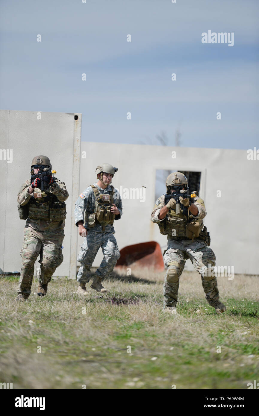 Tactical air parte di controllo aviatori assegnati alla 147th aria supportano operazioni squadrone, 147th ala di ricognizione in base al campo di Ellington in Houston, lavorare a stretto contatto con i soldati della Texas Army National Guard 197th della truppe speciali Supporto Azienda Marzo 5, 2016 a Camp Swift vicino Bastrop, Texas. L'aria guardie eseguite in prossimità del supporto di aria e di un assalto con i soldati e l'esercito aviatori per individuare un elevato valore bersaglio in un combattimento simulato l'ambiente. (Air National Guard foto di Senior Airman Chasity Lollis/rilasciato) Foto Stock