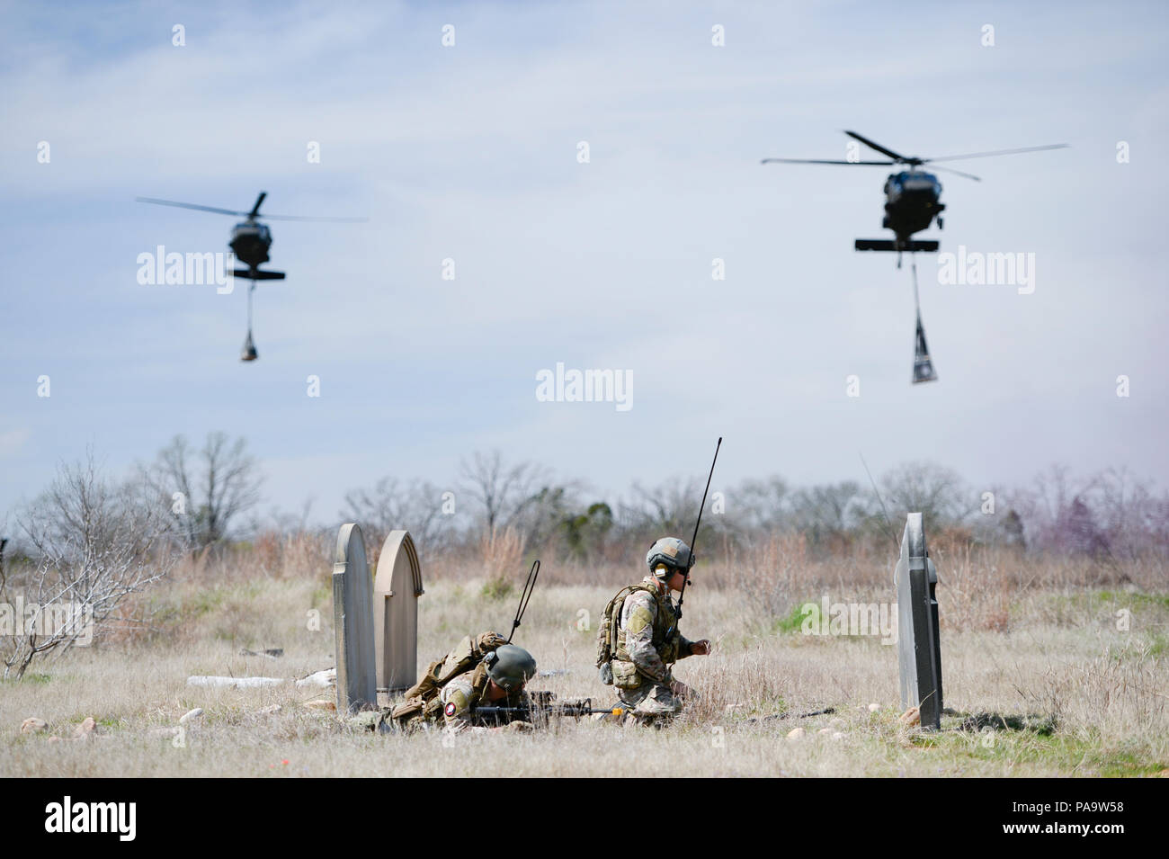 Tactical air parte di controllo aviatori assegnati alla 147th aria supportano operazioni squadrone, 147th ala di ricognizione in base al campo di Ellington in Houston, lavorare a stretto contatto con i soldati della Texas Army National Guard 197th della truppe speciali Supporto Azienda Marzo 5, 2016 a Camp Swift vicino Bastrop, Texas. L'aria guardie eseguite in prossimità del supporto di aria e di un assalto con i soldati e l'esercito aviatori per individuare un elevato valore bersaglio in un combattimento simulato l'ambiente. (Air National Guard foto di Senior Airman Chasity Lollis/rilasciato) Foto Stock